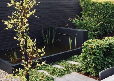 TUIN MET SIERVIJVER MALLE