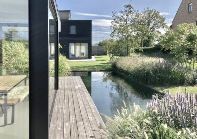 LANDSCHAPSTUIN MET ZWEMVIJVER EN TUINKANTOOR